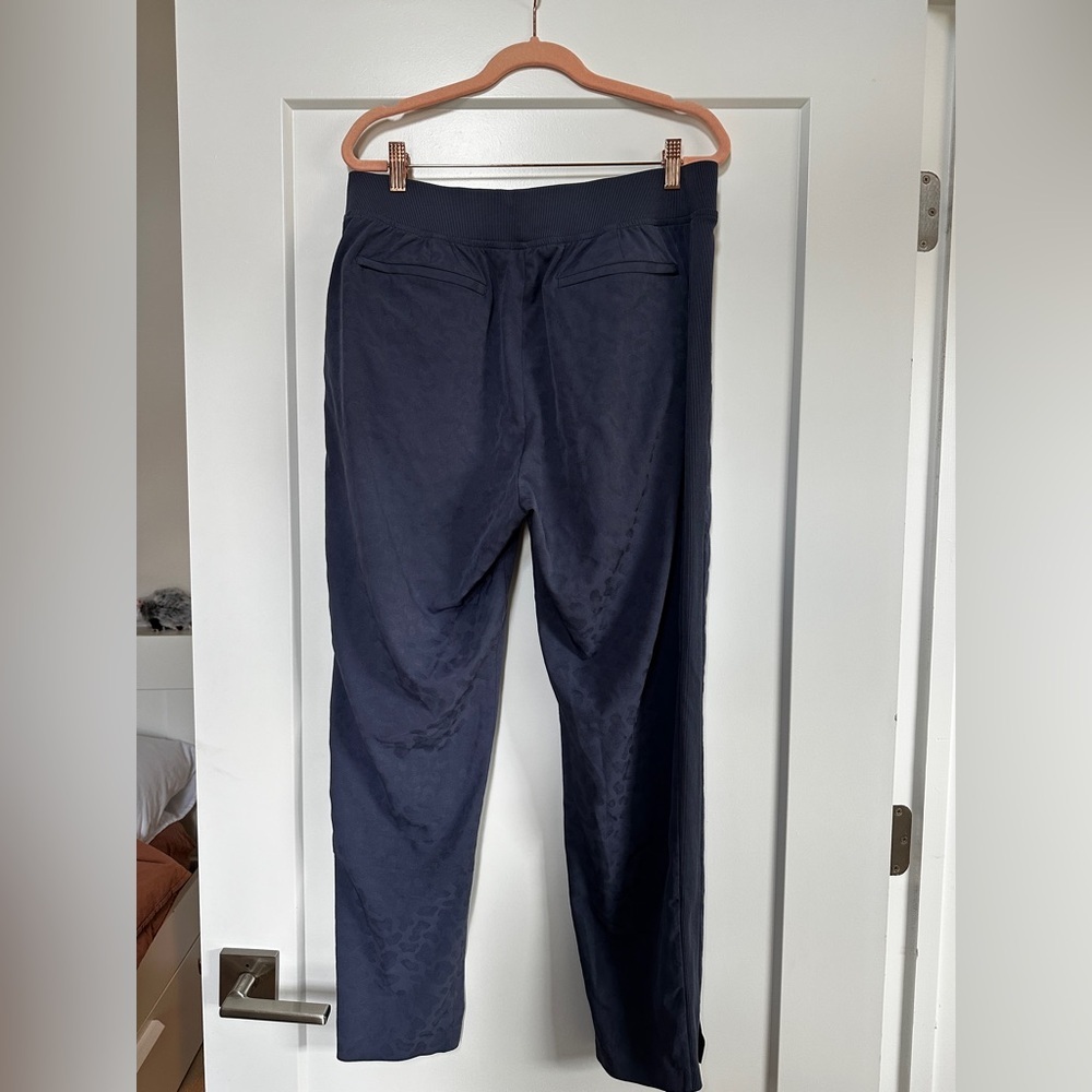 Athleta Brooklyn Textured Ankle Pant Leopard Medieval Violet Size 12 - Picture 7 of 16